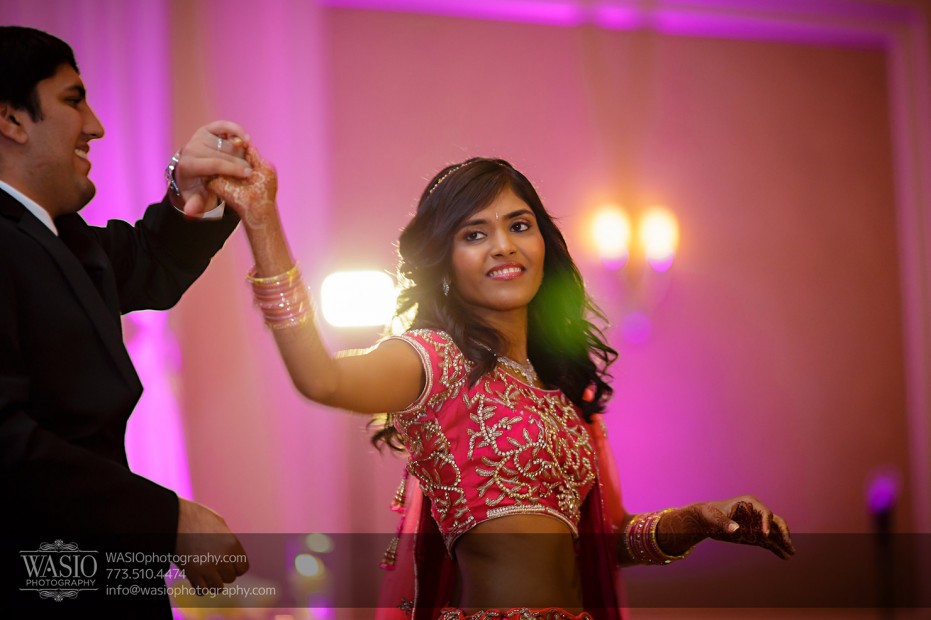 Chicago-Wedding-Photography-South-Asian-Indian-Wedding-0254-first-dance-bride-groom-jw-marriott-931x620